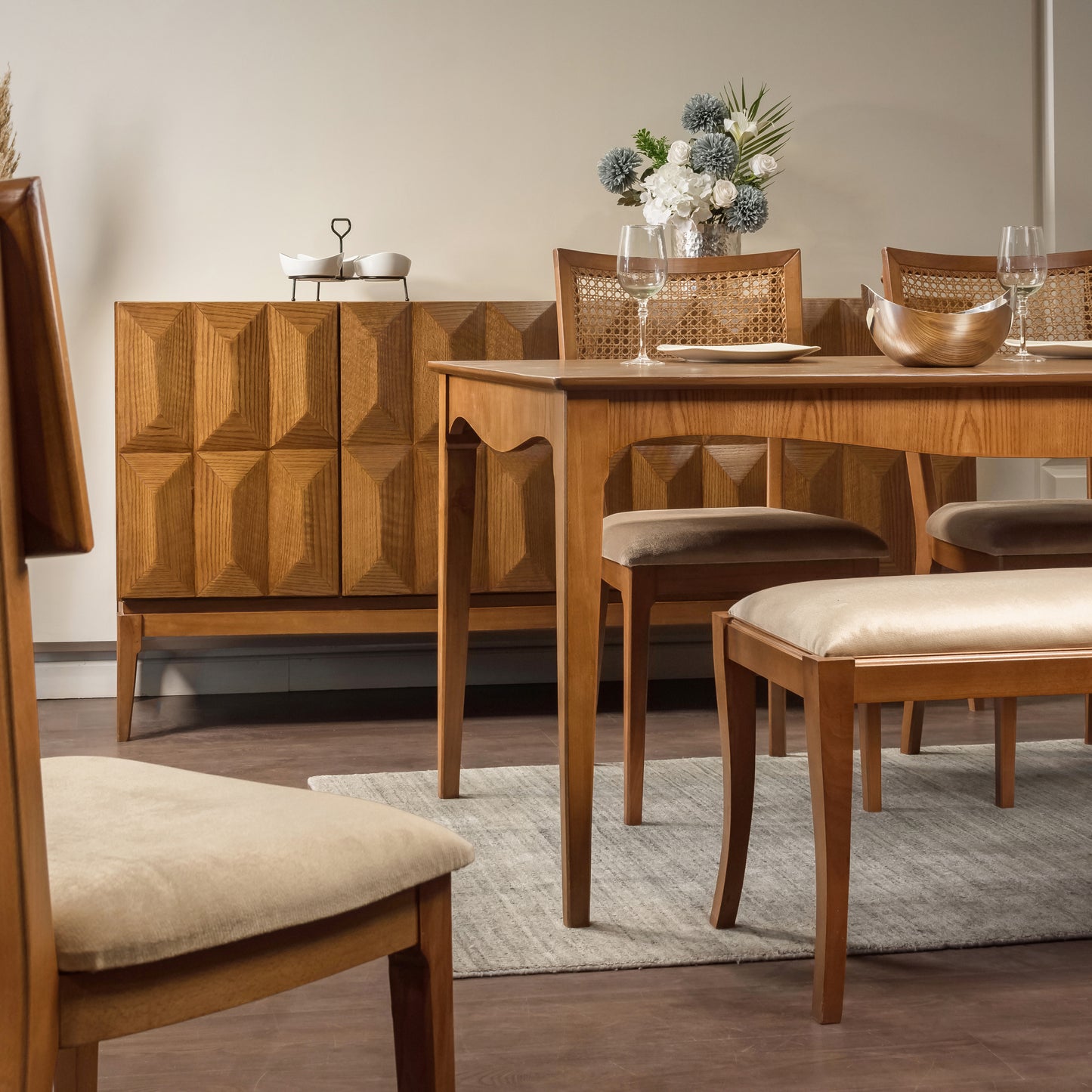 Larisa Dining Set